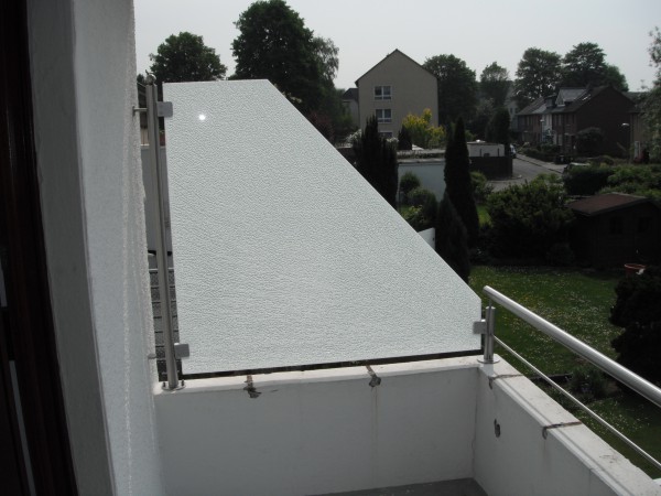 Sichtschutz aus Edelstahl oder Milchglas Windschutz